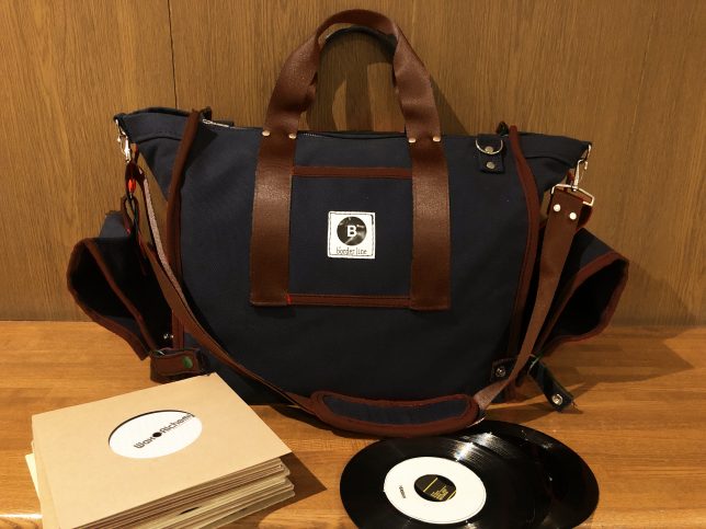 7インチも12インチも収納可能なレコードバッグ、DJバッグ